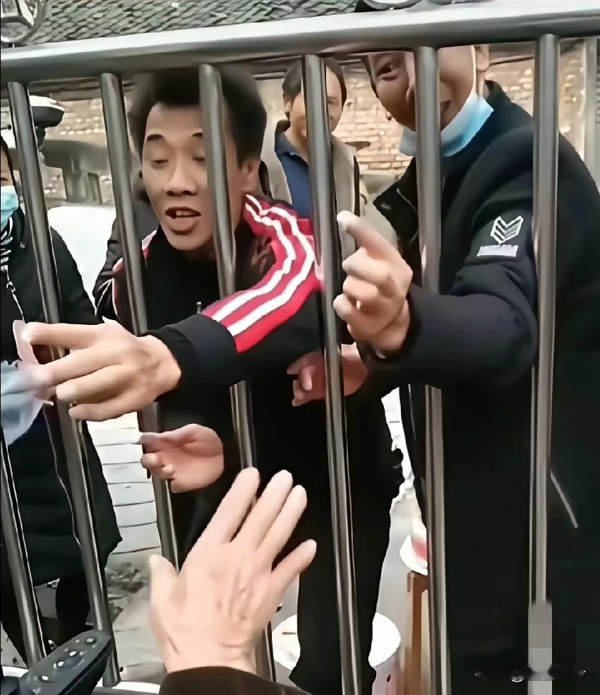 一群子女隔着养老院大门，
给养老院的父亲过生日，
还伸手抹蛋糕，一阵表演之后走了