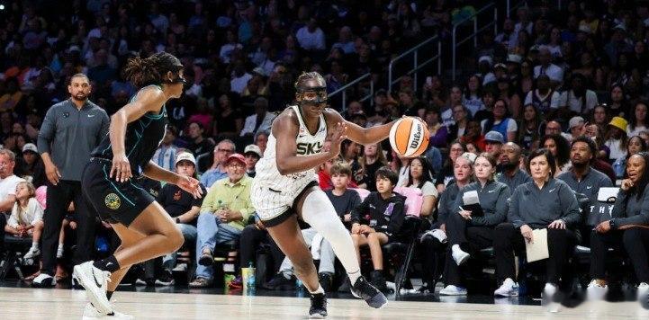 wnba篮球 两队在7月10日刚刚交锋过一次，洛杉矶火花主场以102比87击败芝