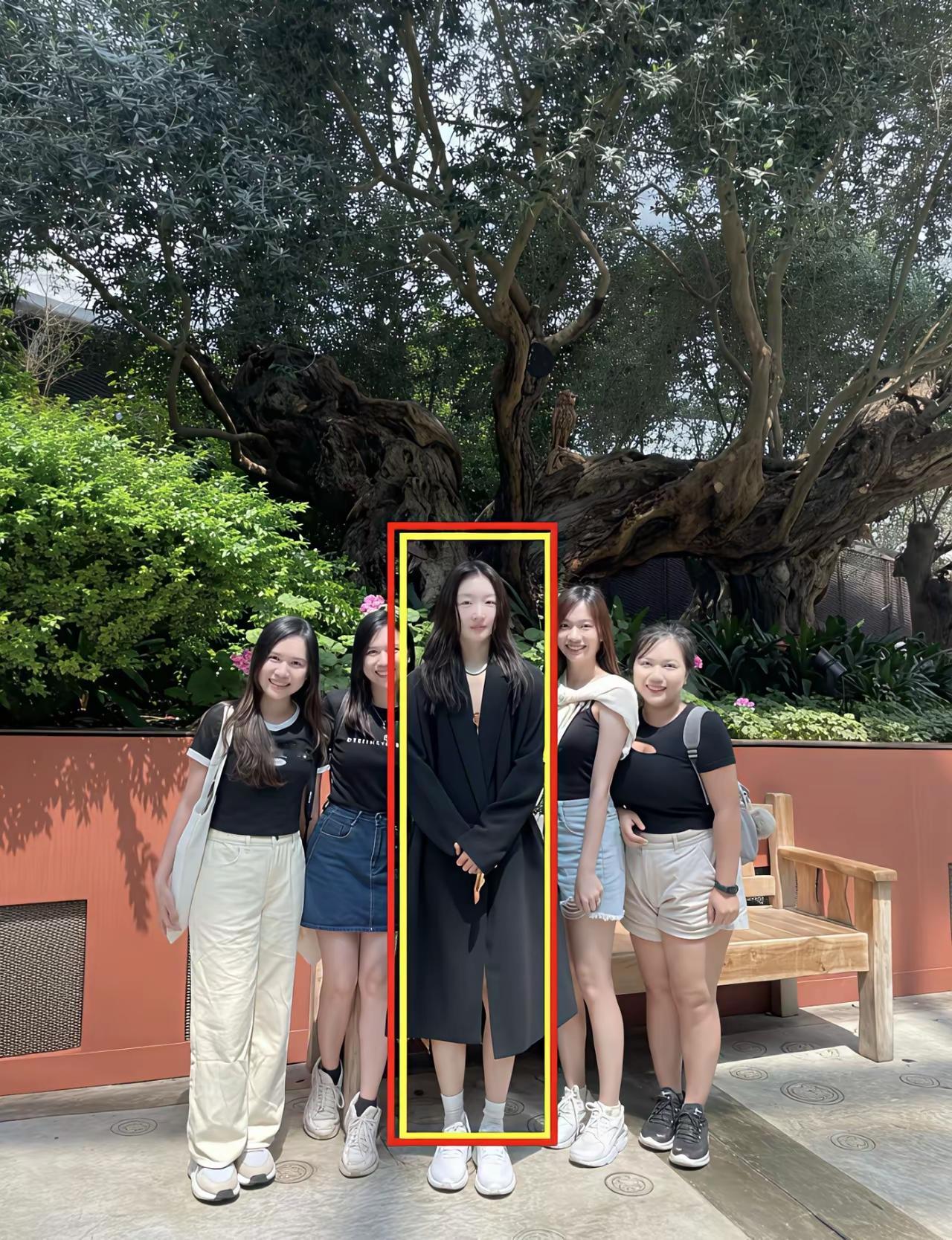 图一，周冬雨和她的粉丝合影，
图二，杨笠和她的粉丝互动，
一般认为，周冬雨身高不