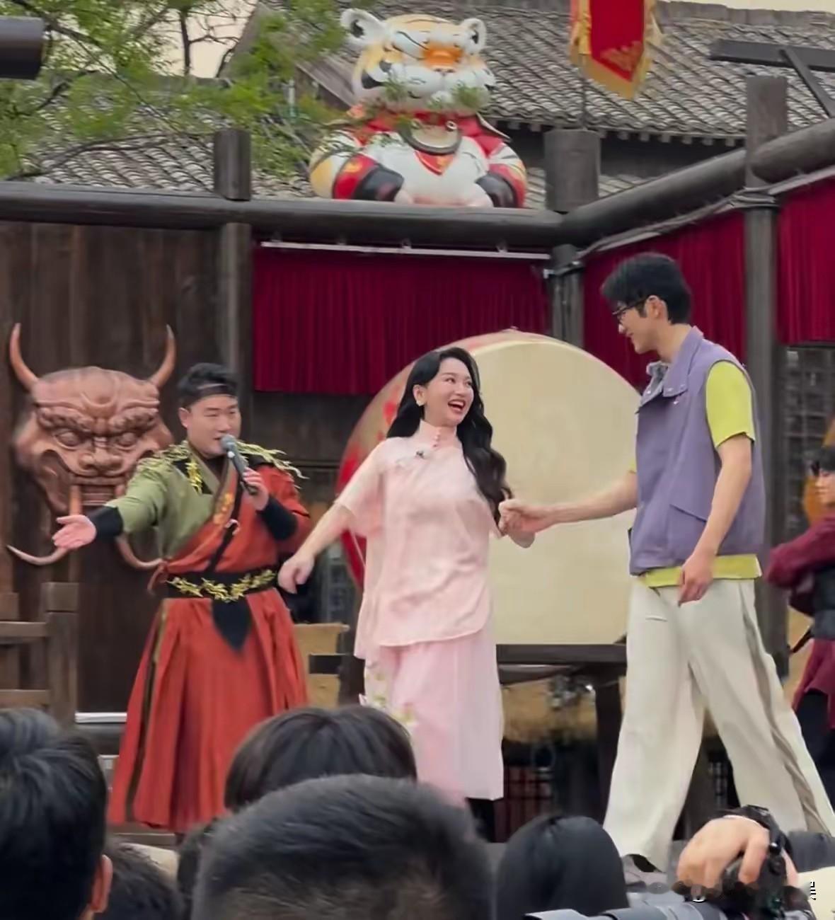 金莎否认自己怀孕
那也就是承认自己发福了
讲真，女大男十岁差不多就是极限，这个大