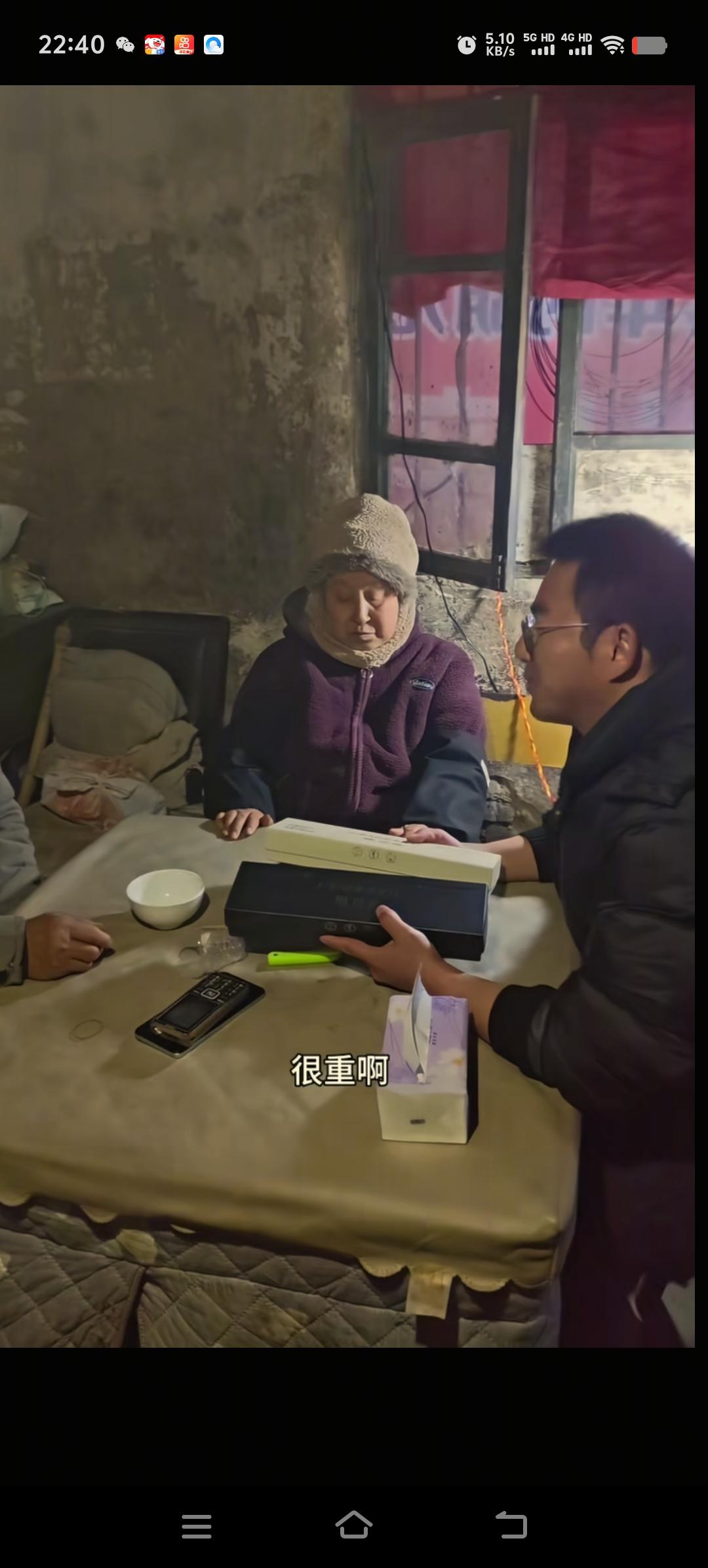 胡龙给妈妈买新袜子，他心疼妈妈的旧袜子破了还穿，补了又补，真是个孝顺的孩子，回到