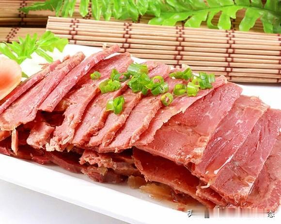骆驼肉的美味
    骆驼肉色泽深红，外观接近瘦牛肉，脂肪极少，属于低脂红肉，味