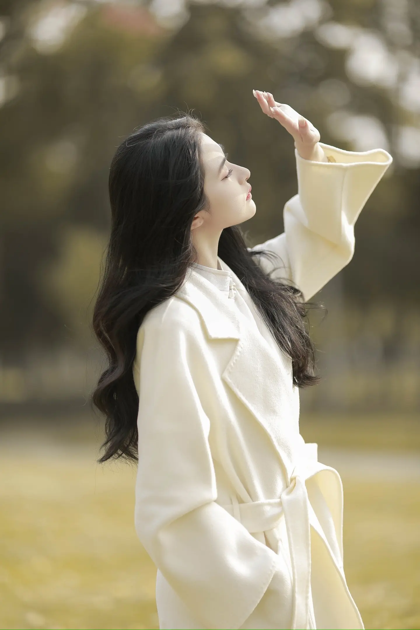 有一天早晨我扔掉了所有的昨天。从此我的脚步就轻盈了…….
-
给大家看看22年我姐被赞爆的五分钟摄影作品，人像三要素体现的淋漓尽致