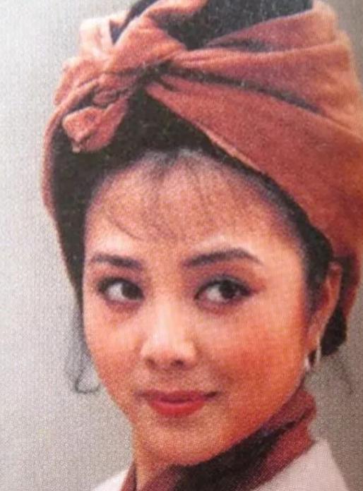 1997年，梁丽追着张纪中想演潘金莲，被嫌矮后又求演孙二娘，张纪中大笑：你太细皮