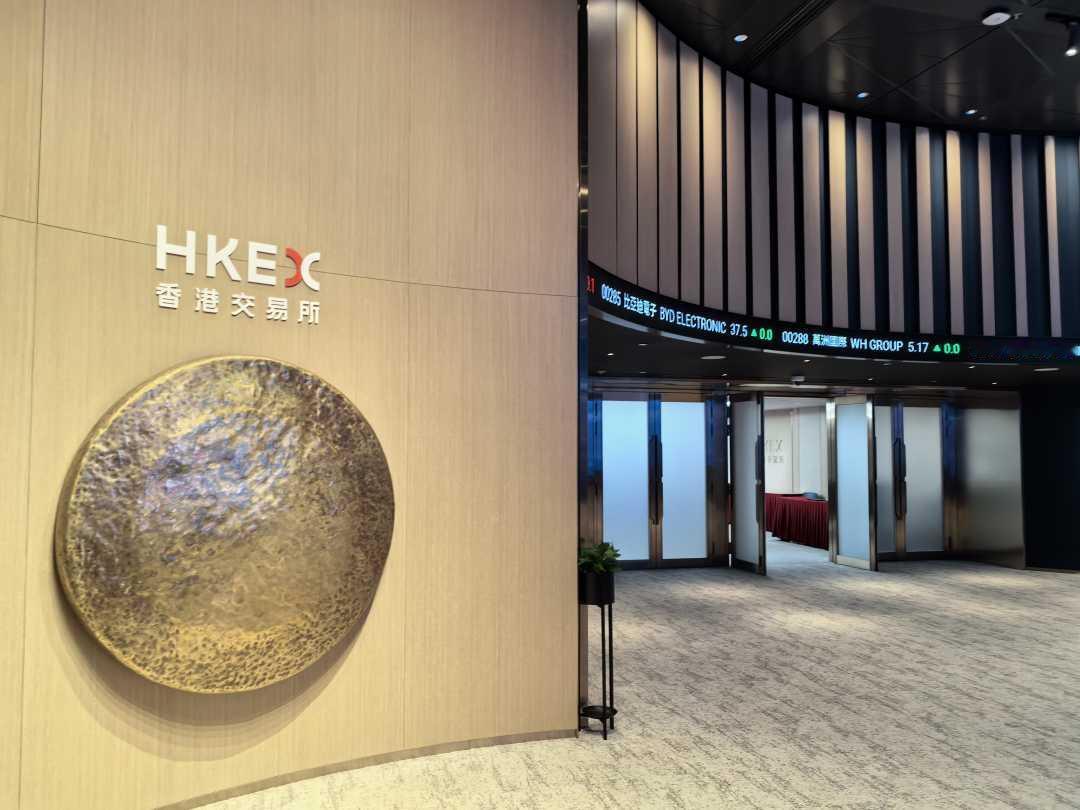 香港与新加坡的黄金赛道布局，呈现出完全不同的发展路径，核心差异贯穿整个交易体系。