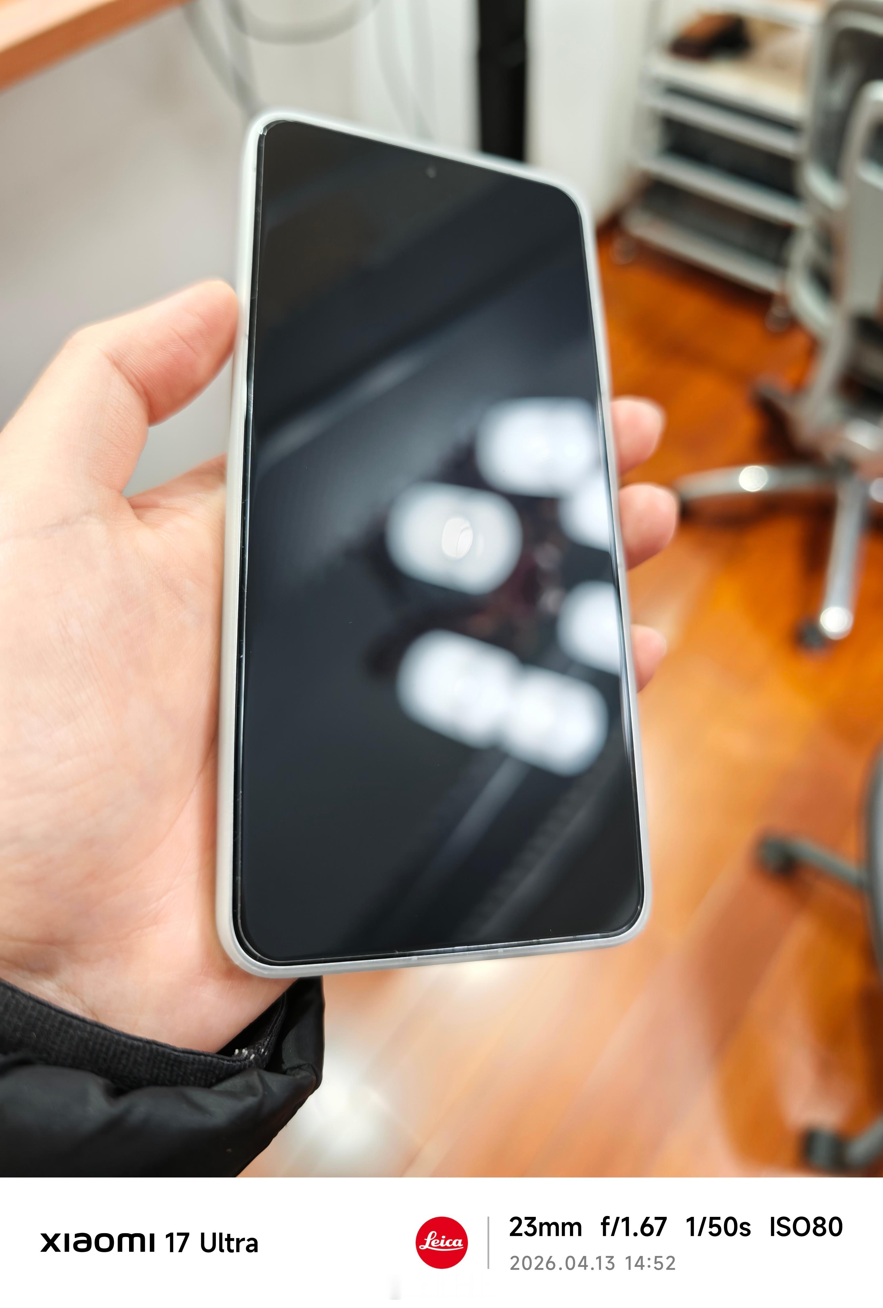 vivo x300ultra买五块一张的爱贴贴就能完美适配，显示完全不遮挡，边缘