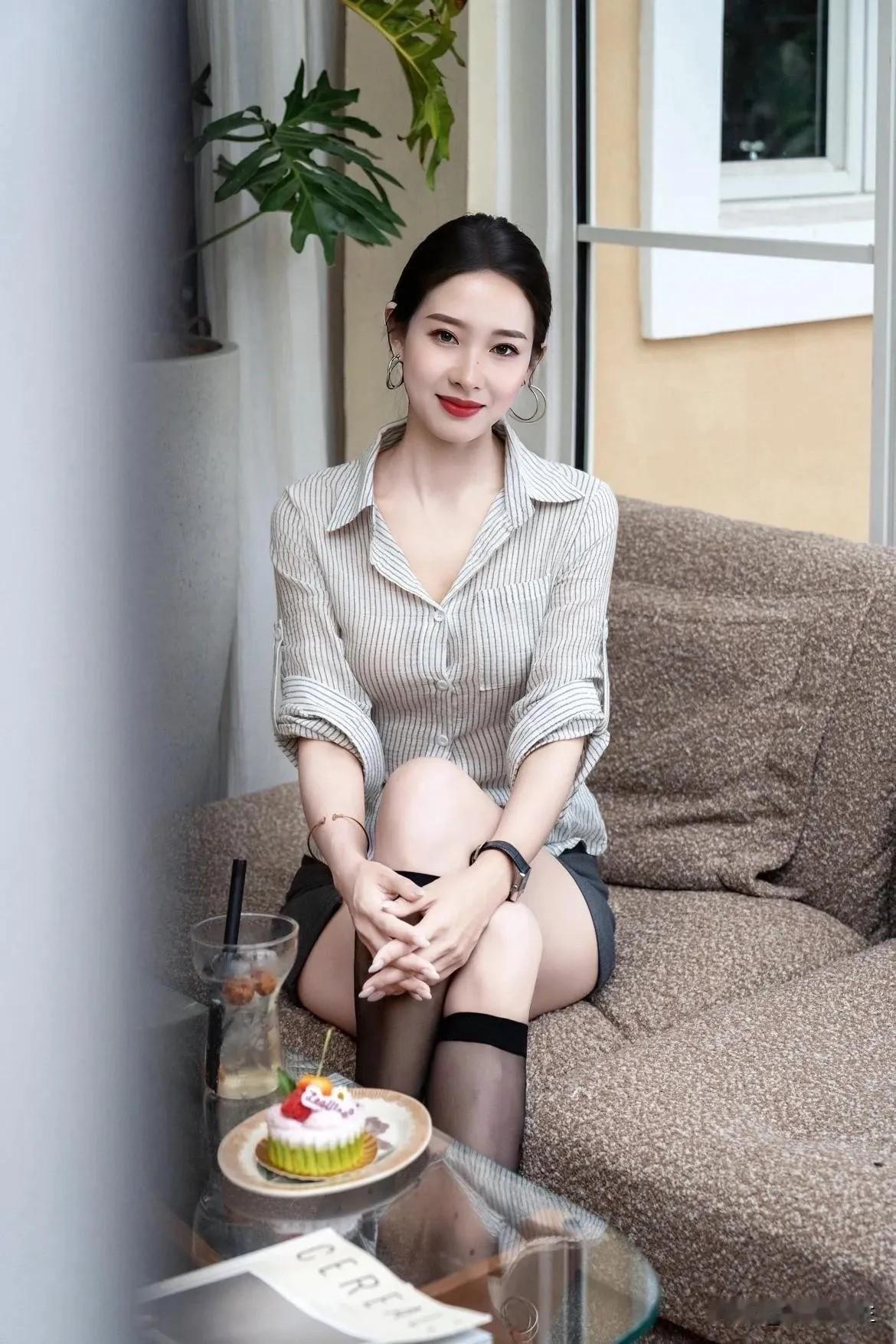 天府机场转机，无意间发现了这间村庄里的宝藏小店，刚下完雨，很凉快，吃完饭在这儿吹