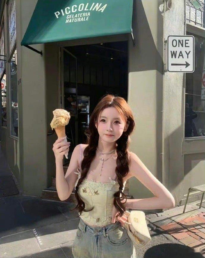 没想到王思聪也拒绝不了这种大眼甜妹 ​​​