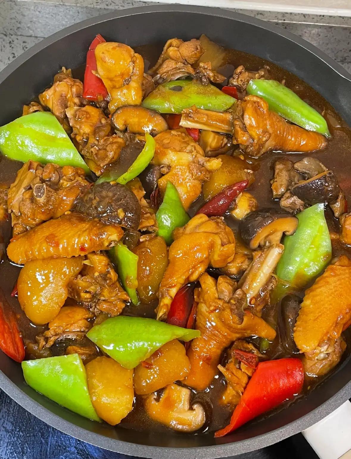 山东济南，打卡宝藏的口味鲁菜馆！
济南大师傅鲁菜馆
美食推荐：
1、黄焖鸡、干烧