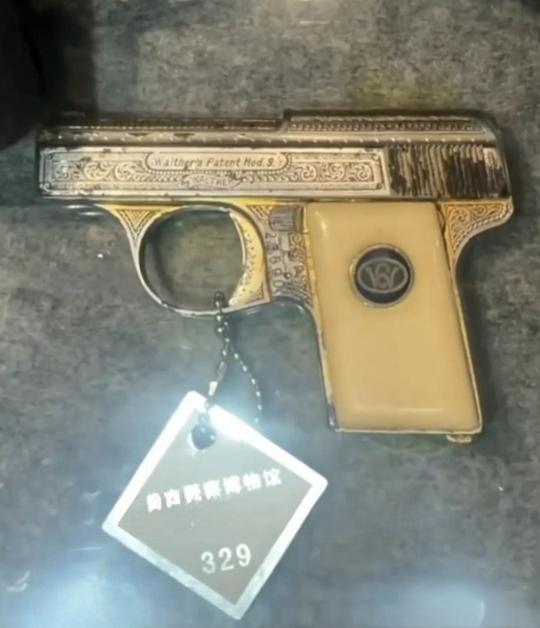 战争年代王光美同志的护身佩枪，这是一只“德国华尔特M8” 袖珍式手枪，现收藏在“