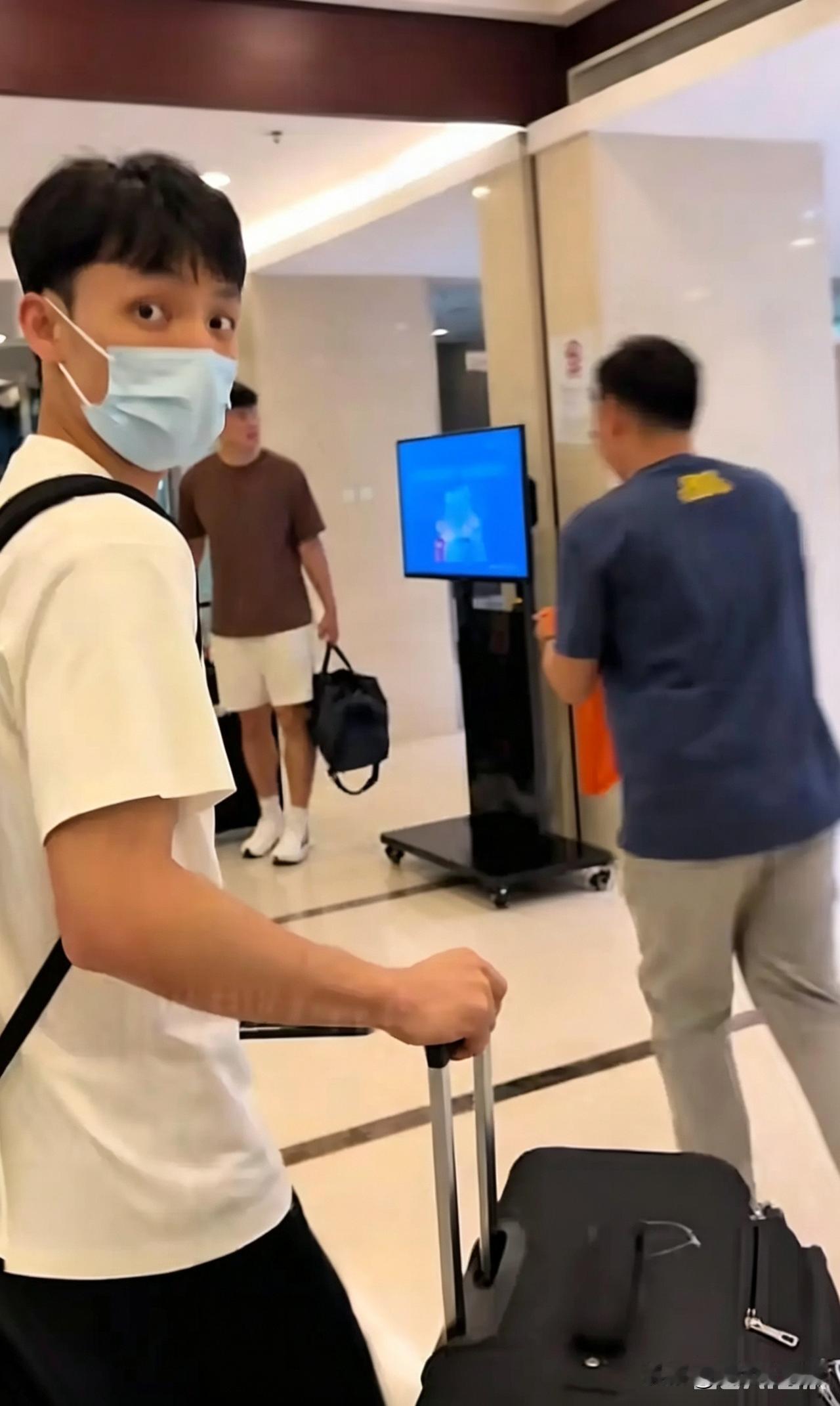 广东已经于昨天晚上抵达酒店！

昨天晚上，，广东队已经入住了北京万商花园酒店。酒
