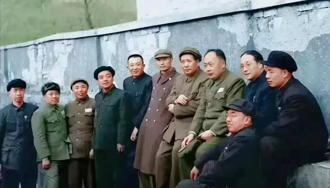 🙏请停留几秒，为伟人点个赞送朵花💐
《毛主席接地气真伟大》
在中山陵的石阶旁