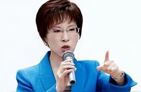 郑丽文突然陷入了尴尬。 怎么个尴尬？对于725上街游行，她本以为她会一呼百应，集
