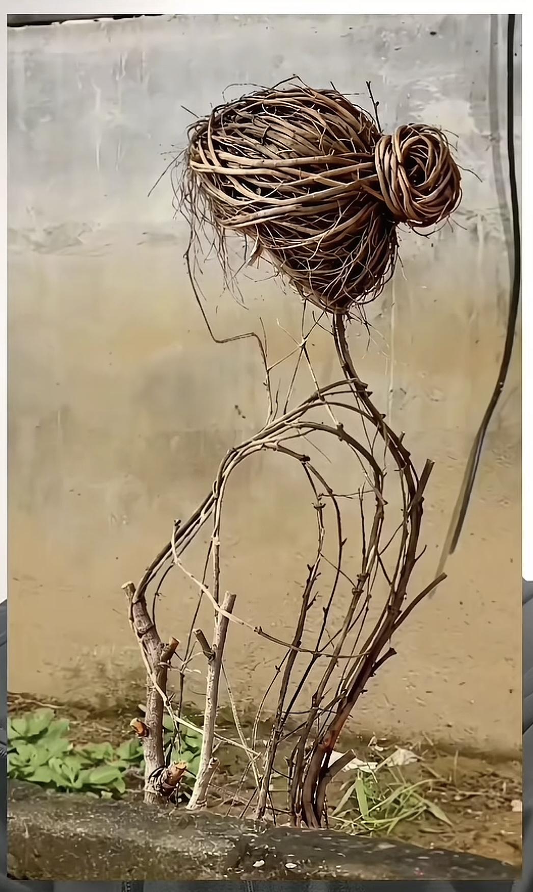 这是一个草编少女，
材料来源于树皮藤草，
栩栩如生，
亭亭玉立，
惟妙惟肖。
没