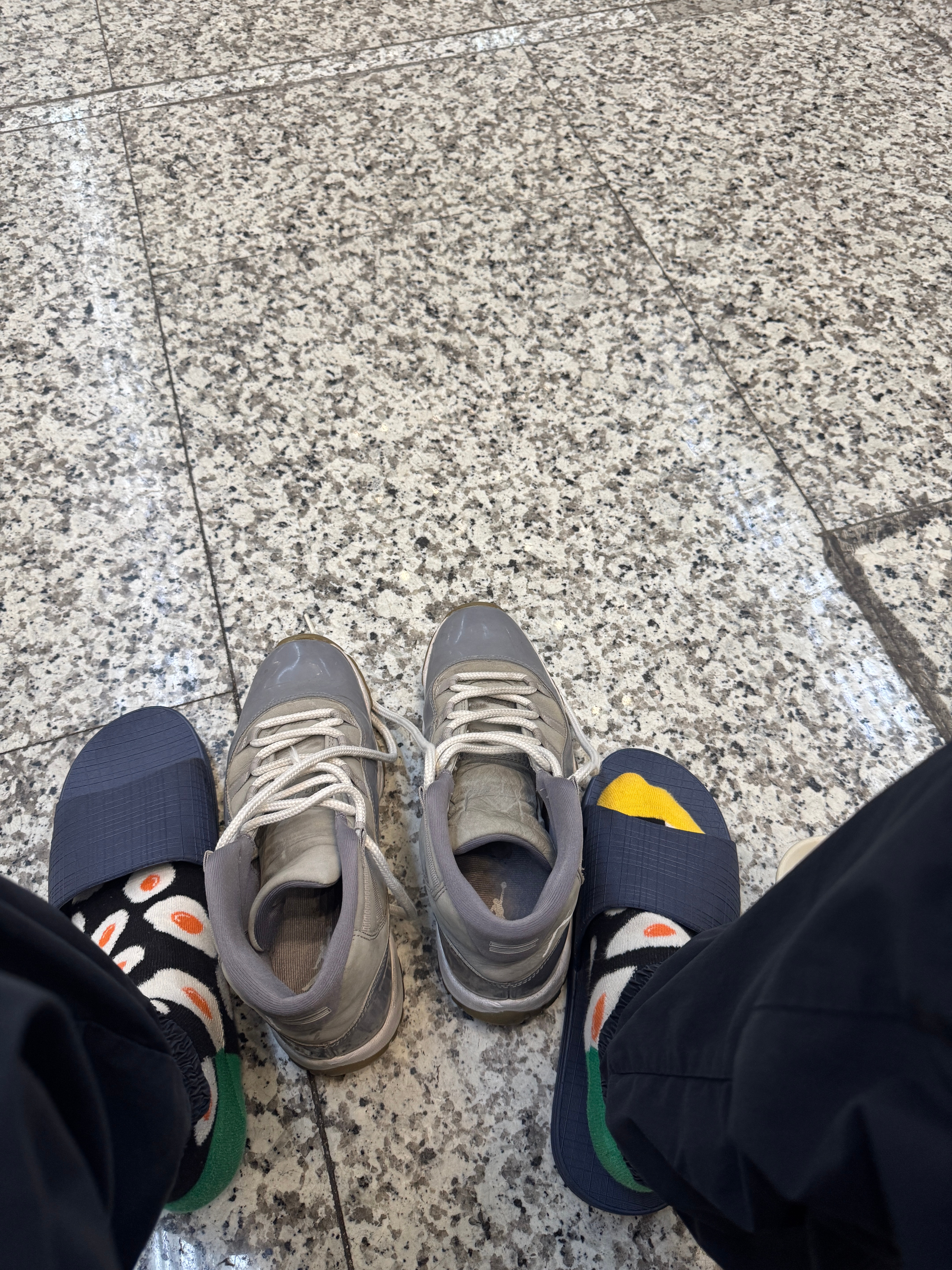 咱主打一个配合，只是真的这么多年穿AJ飞行，都没有试过要拖鞋今天突然让我拖鞋，感
