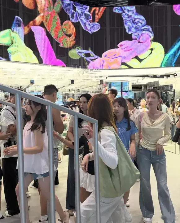 首尔圣水洞偶遇董璇小酒窝圣水洞偶遇董璇小酒窝🈶~圣水洞偶遇董璇小酒窝小酒窝化了