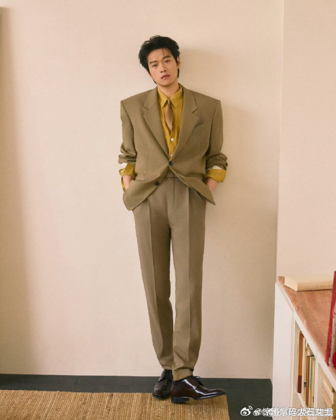 男明星撞衫之夜今天好多撞衫微博之夜被网友叫撞衫之夜，男星红毯造型重复率挺高。 