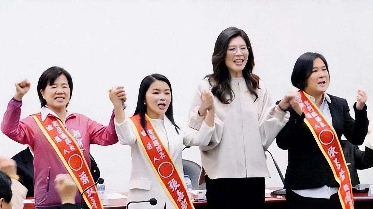 郑丽文24小时连征三位女将，国民党“女力军团”剑指2026
近日岛内政坛突然刮起