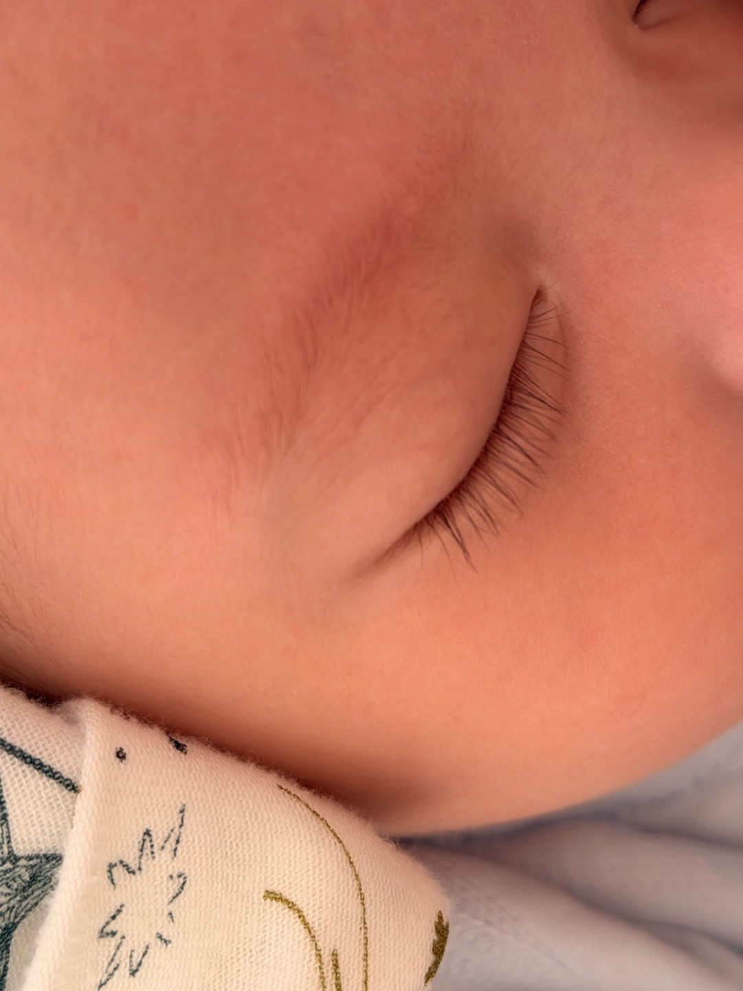 小星星⭐️的plog 睫毛好长 认真喝奶 认真学习 