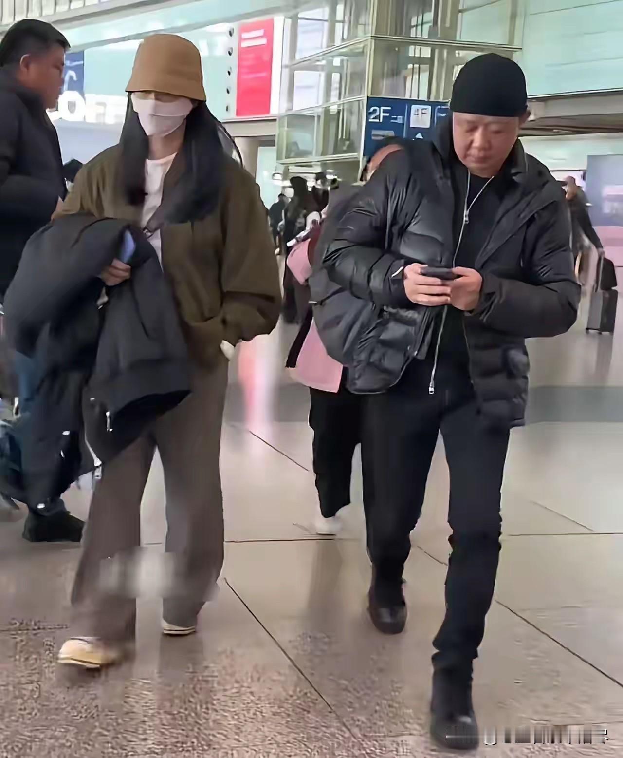 人生如戏，全靠演技！去年参加完金鸡奖闭幕式后，姚晨和曹郁一起出现在机场，戴着口罩