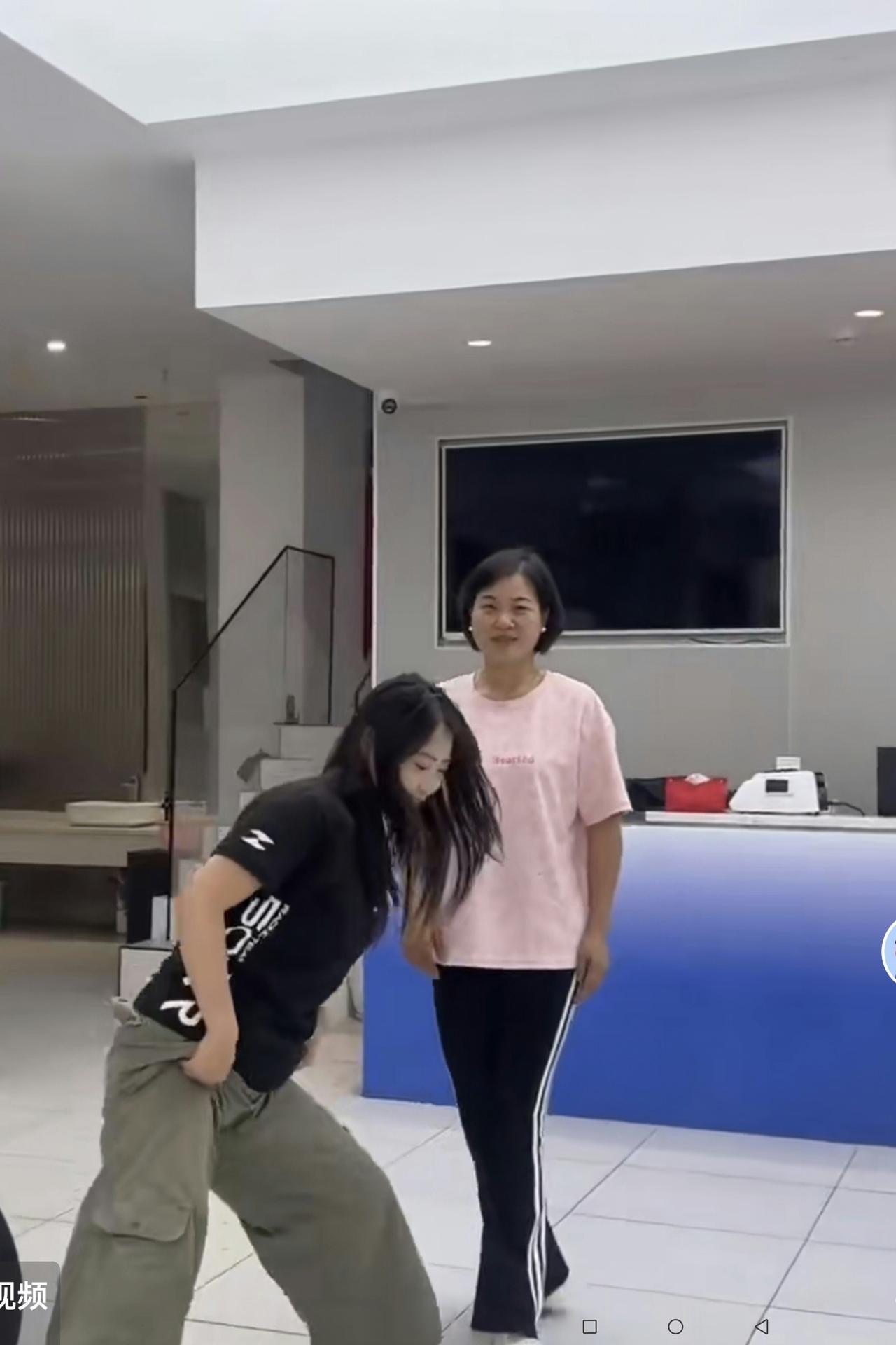张雪妻子还真是有两下子！
你看看，张雪妻子陈星伊都两个孩子的母亲了，在店里跟年龄