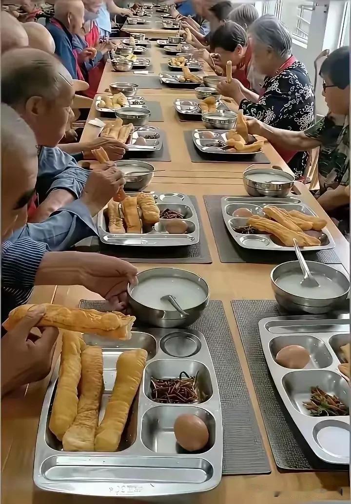 这个养老院的伙食，你觉得咋样？请实话实说。