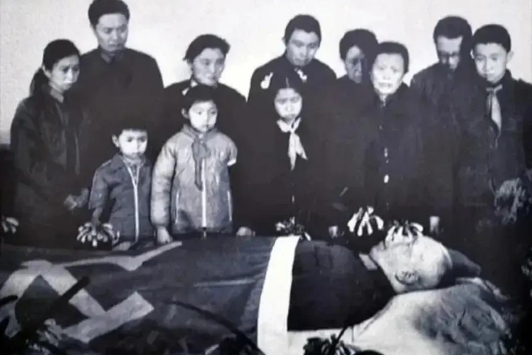 这是1984年，粟大将病逝后，一张罕见的遗容。照片中的他一身戎装，身上覆盖着鲜红