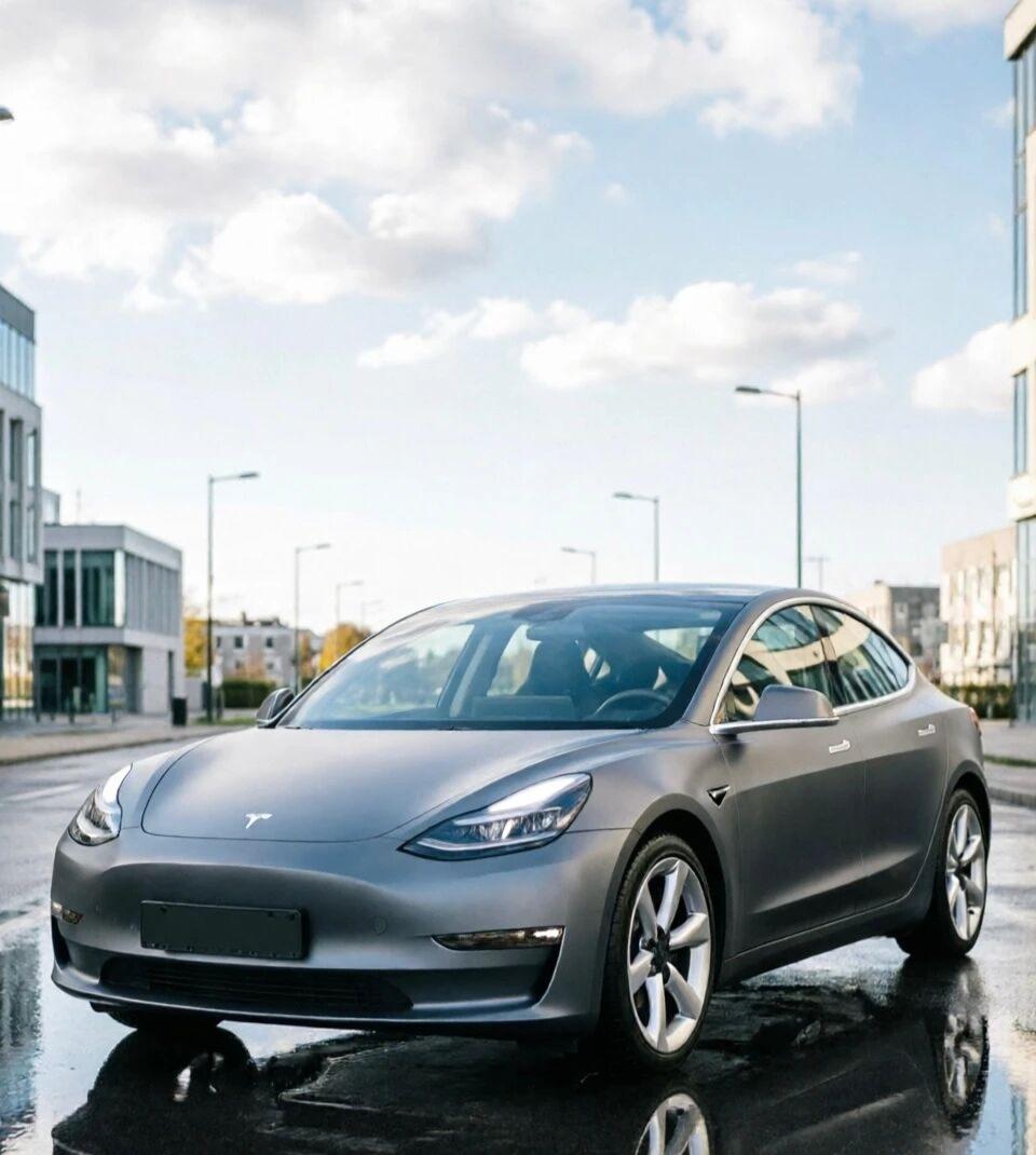Model 3焕新：降价3万后，值得买的吗？兄弟们，Model 3焕新版降了三万