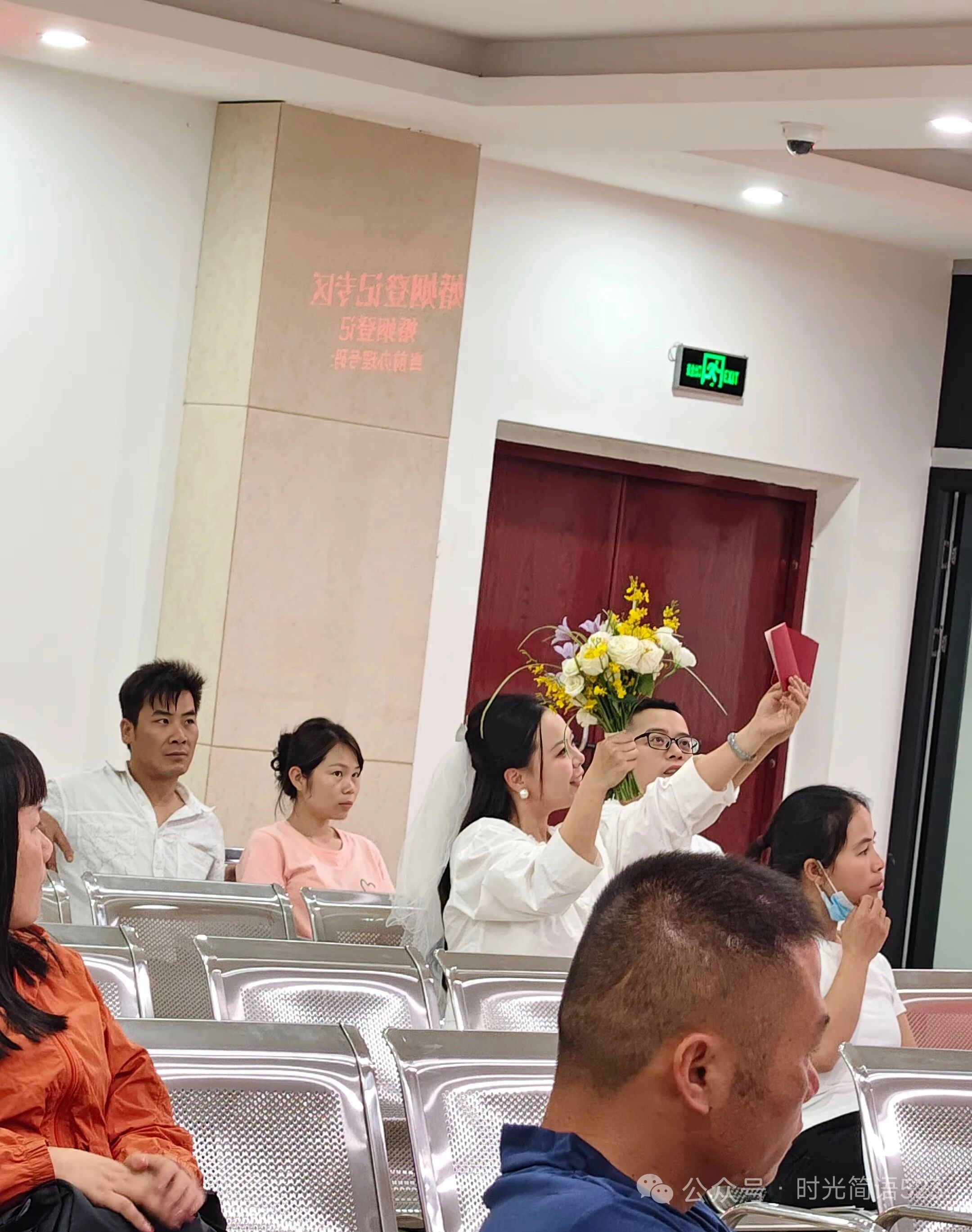 看到民政局大厅内的这张图，第一感觉，两对真的是完全相反的状态。有人说后边的是来离