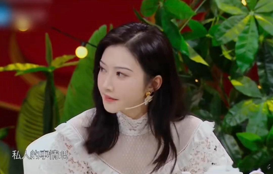 景甜自曝曾因私事抑郁景甜自曝2019年深陷情绪低谷，几天几夜不愿出门，近两年不敢