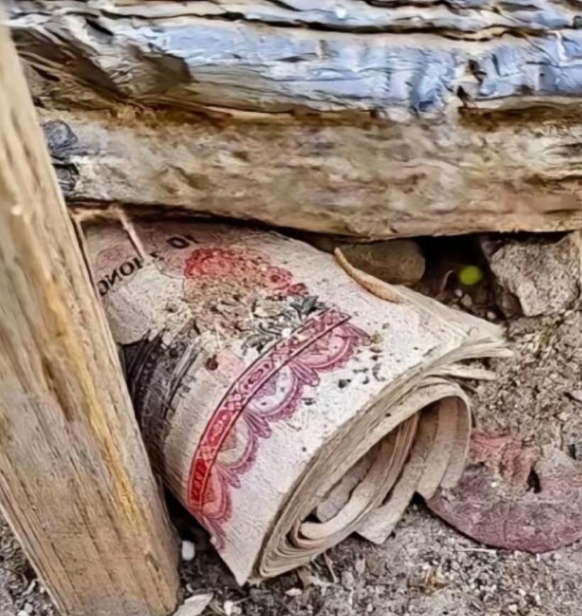 贵州，一男子拆除祖屋老房子时，意外从过世多年奶奶的床板缝里翻出一沓过期的钞票，这