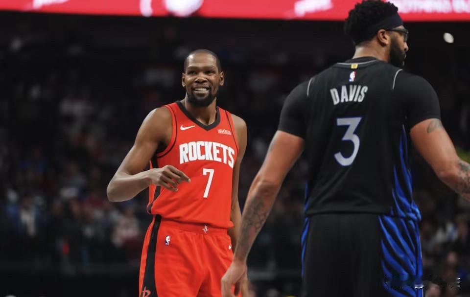 这是一场让杜兰特“忆苦思甜”的球，又回味了一次前几年的时光。当看到KD一上来就发