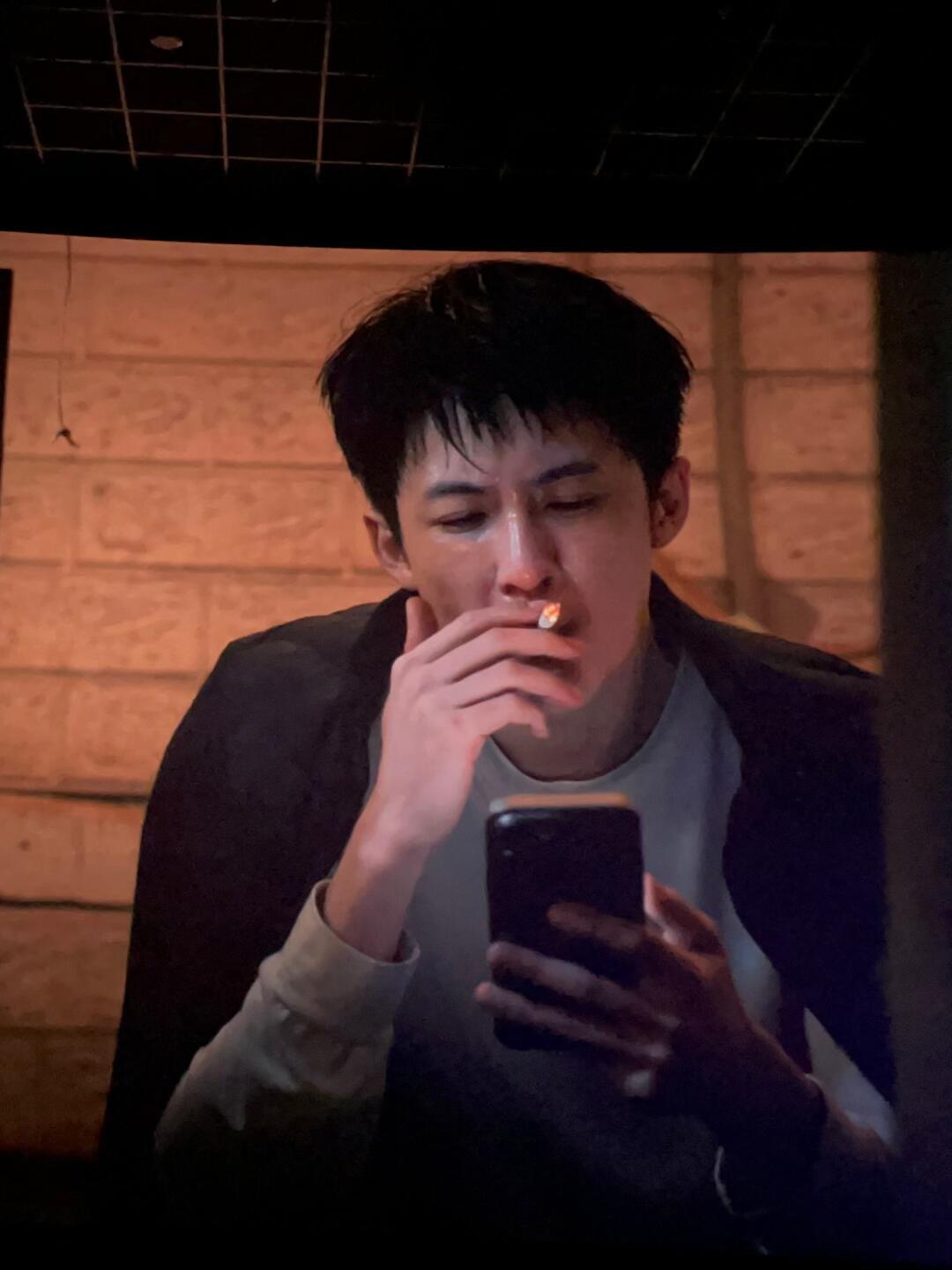 不得不夸剧里这位演员，“电影脸”自带辨识度，更难得是演技在线，把角色的情绪和特质