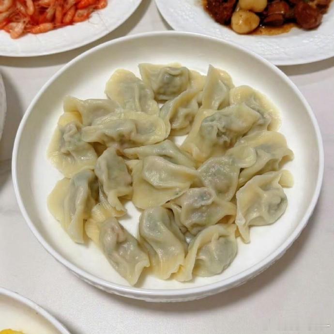 冬至  从小家人就告诉我，冬至是一年中黑夜最长的一天。但不要害怕，因为从这一天起
