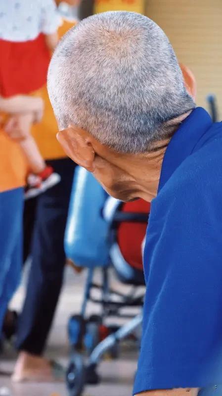 过去，老家农村依旧保留着传宗接代的习俗。本家有位老爷爷和他的老伴，一连生了7个女