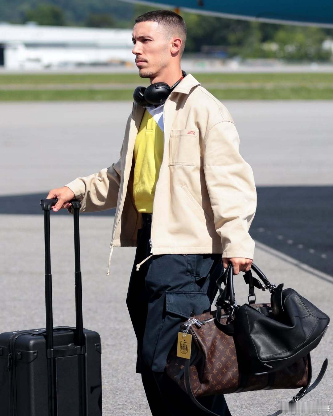 西班牙国家队的男模们穿着LOEWE罗意威出发世界杯，工装风挺时髦世界杯时尚赛场世