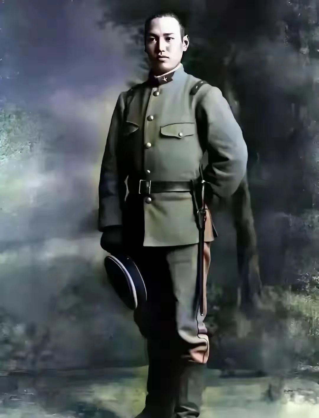 1910年，23岁的蒋中正在日军野炮兵第十九联队当兵时的一张老照片 