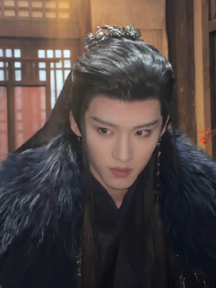 终于轮到闫桉上桌了 终于等到闫桉上桌大放异彩！新剧中他古装造型太有感觉，金冠束发