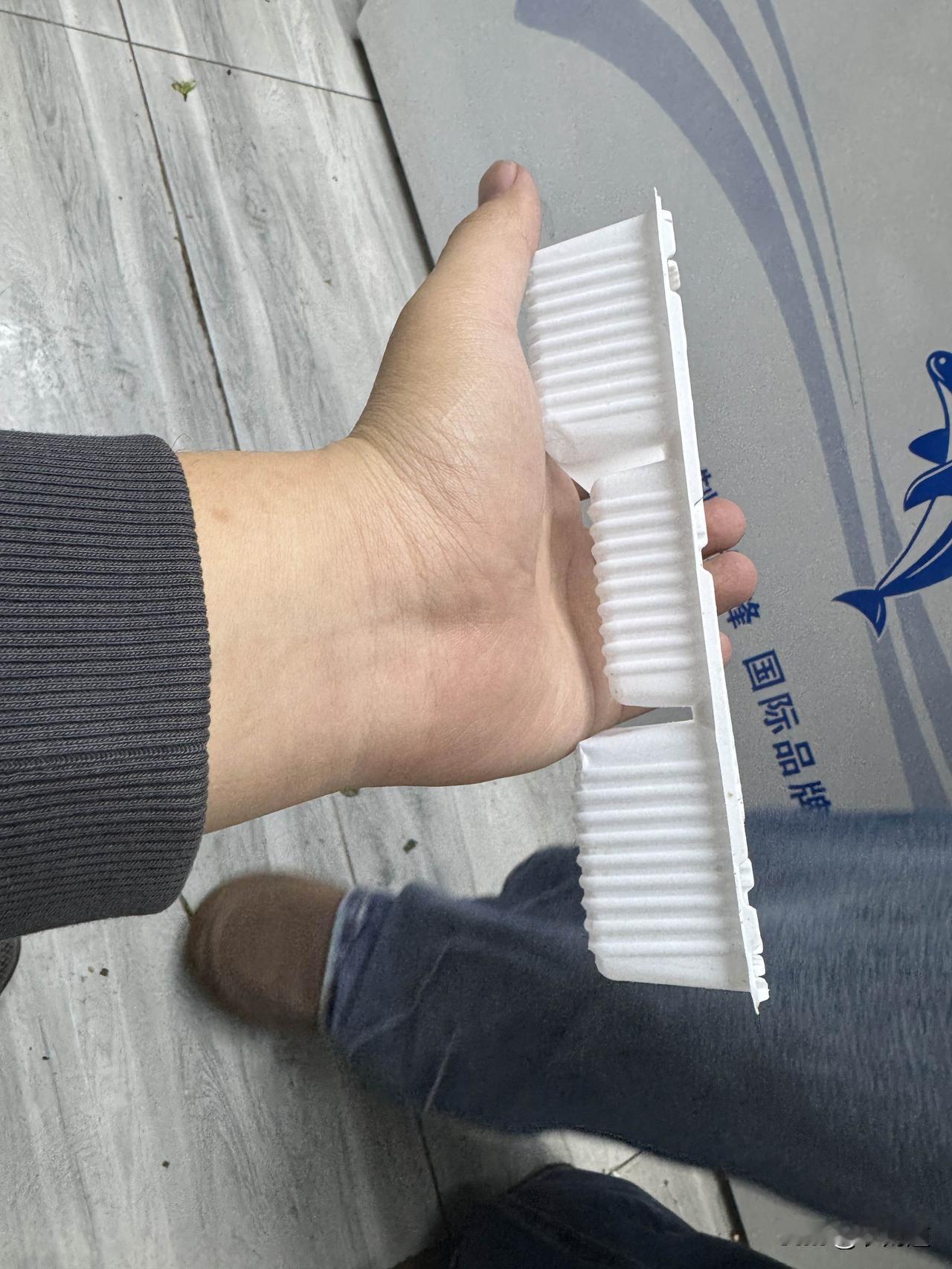 在超市买的一盒饼干给娃娃吃，然后吃完娃娃在玩这个这个盒子，突然发现现在的商家也是