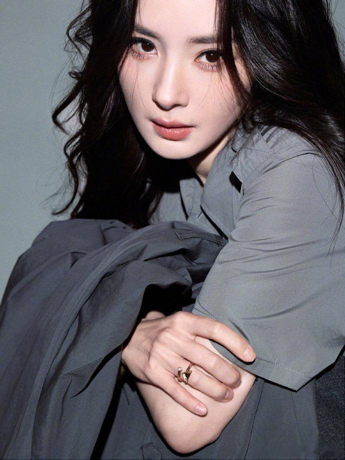 杨幂prada造型出图杨幂灰绿撞色裙高智女王范 杨幂prada造型出图，杨幂灰绿