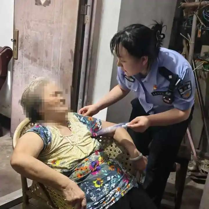 浴室灯亮21小时！75岁奶奶泡在浴盆里求救 邻居一个举动救了命

诸暨同山镇唐仁