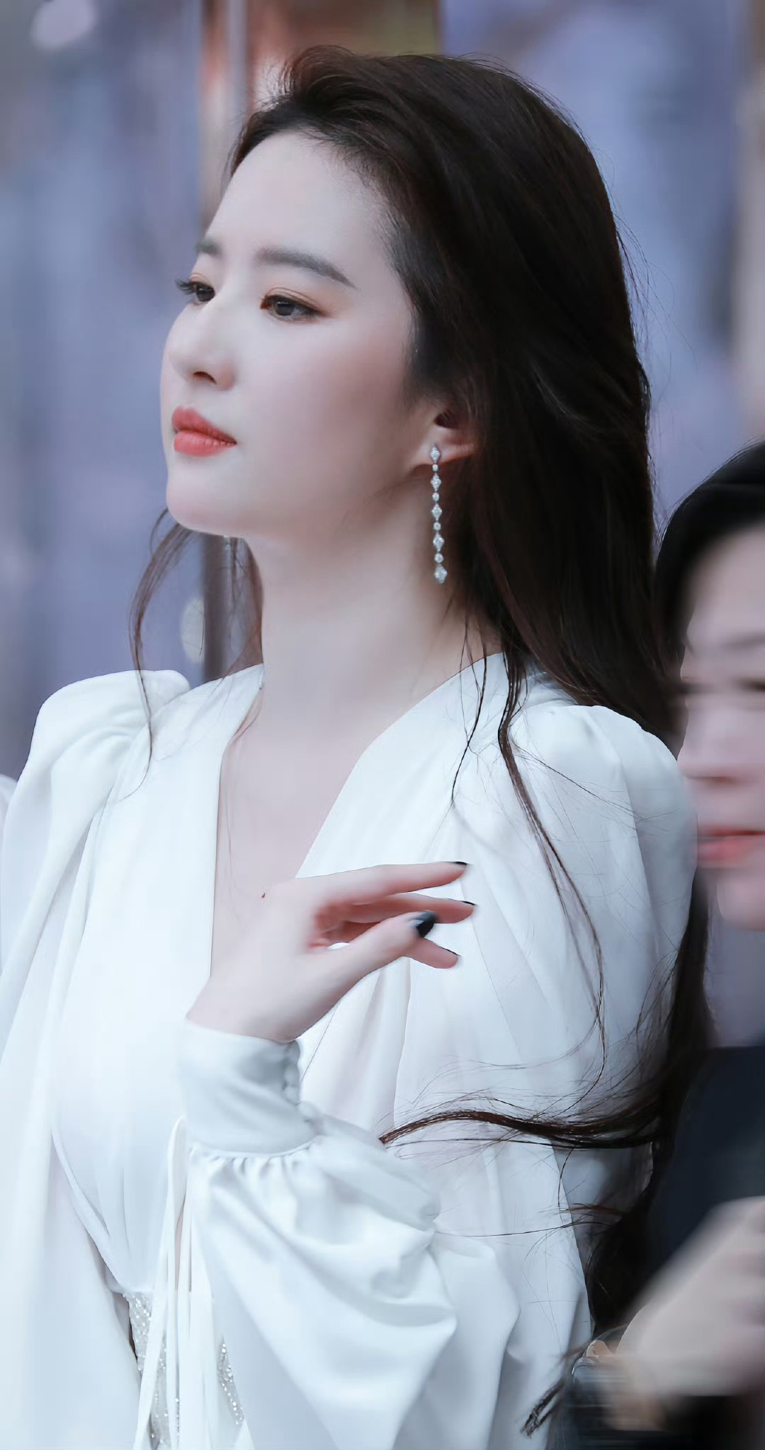 刘亦菲白裙造型：云端仙子落人间，眉眼藏辉，温柔凝萃 ​​​