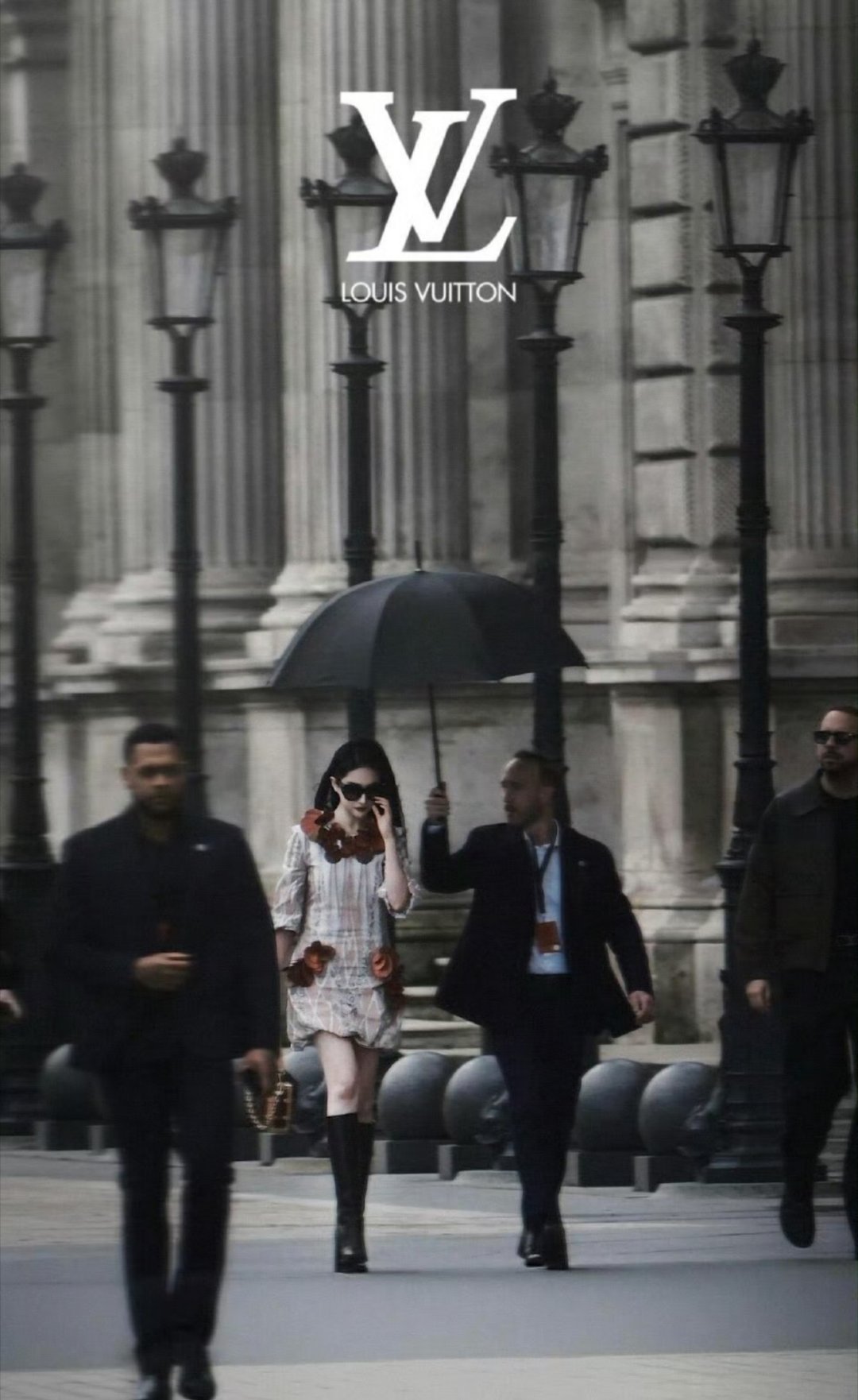 刘亦菲撑伞神图风定格在发梢扬起的弧度，伞下的光影刚好够勾勒侧脸，这张图里不止有美