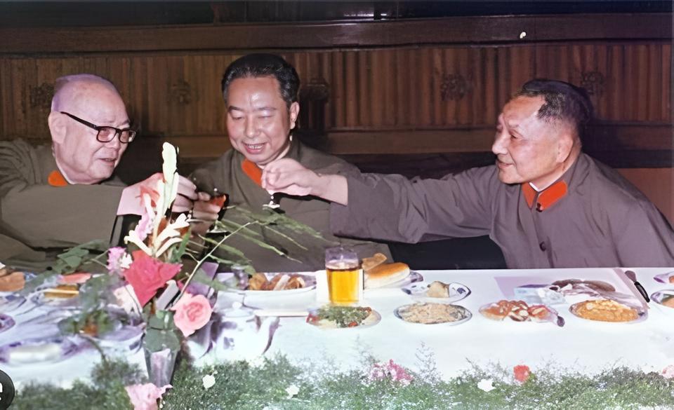 1981年除夕国宴，华国锋最后一次公开露面，一盘特殊煎蛋令人落泪……
 
麻烦看
