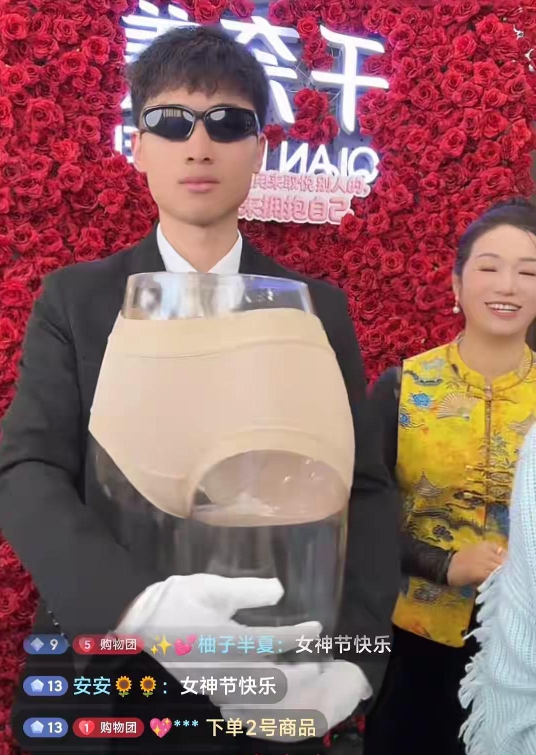 谢浩男喊后妈“阿妈”这事儿，可把亲妈许健华害惨了。今天许健华春节后首场带货，开播