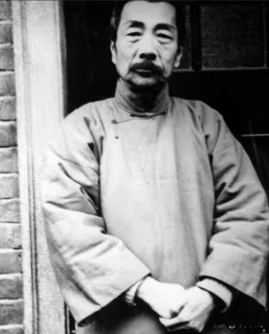 你知道什么是六人定律吗？六人定律就是世界上任意两个陌生人之间，平均通过不超过六个