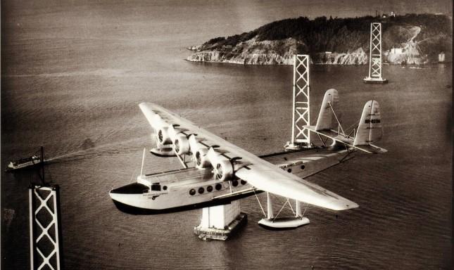 1985年11月，我国外交官何存峰乘坐美国客机飞往纽约，在飞行途中，何存峰去了一