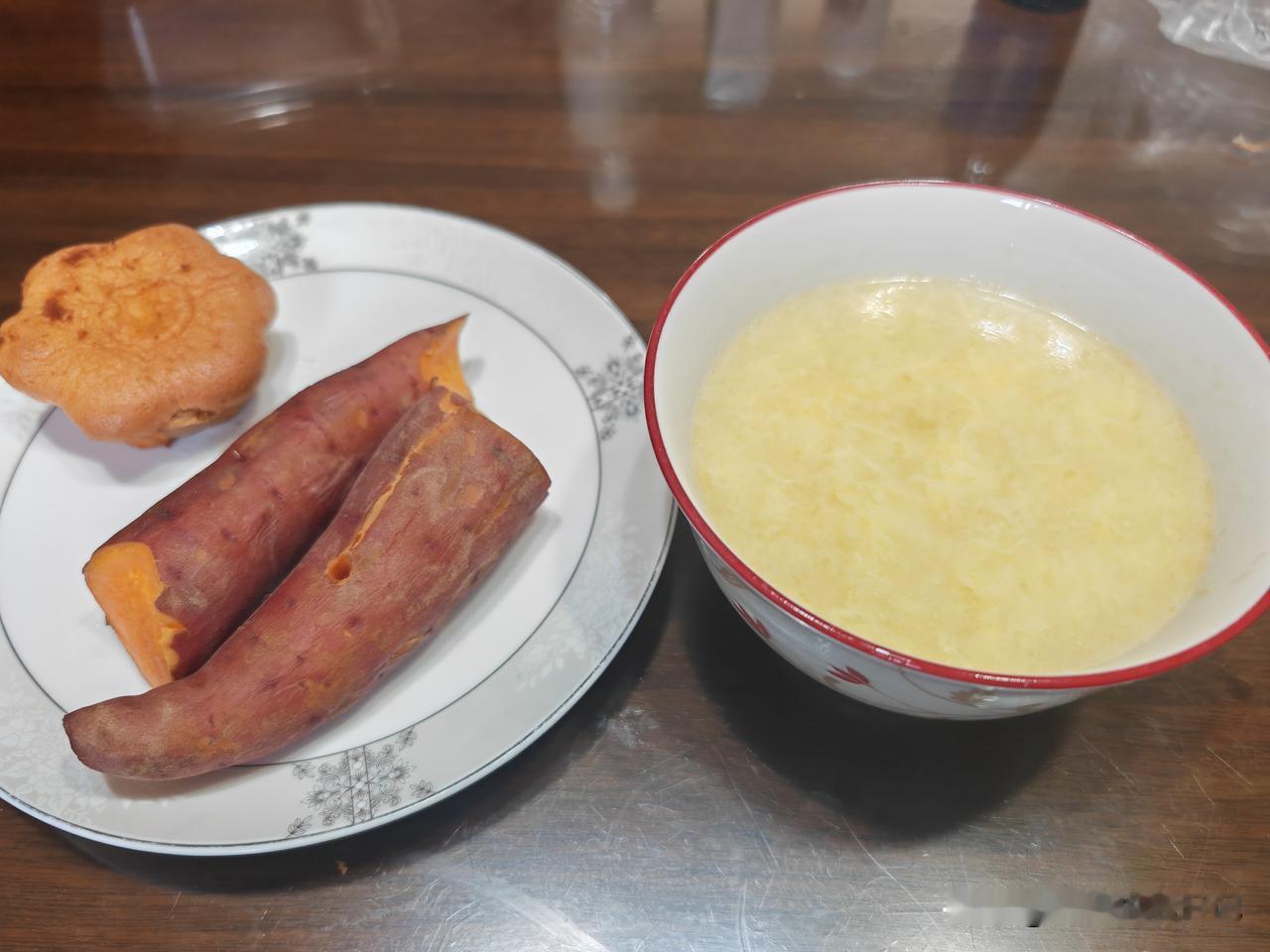 早餐分享～
早晨给自己蒸了一个地瓜，给儿子和孙子煮的鸡蛋面水汤，自己留了一碗，一