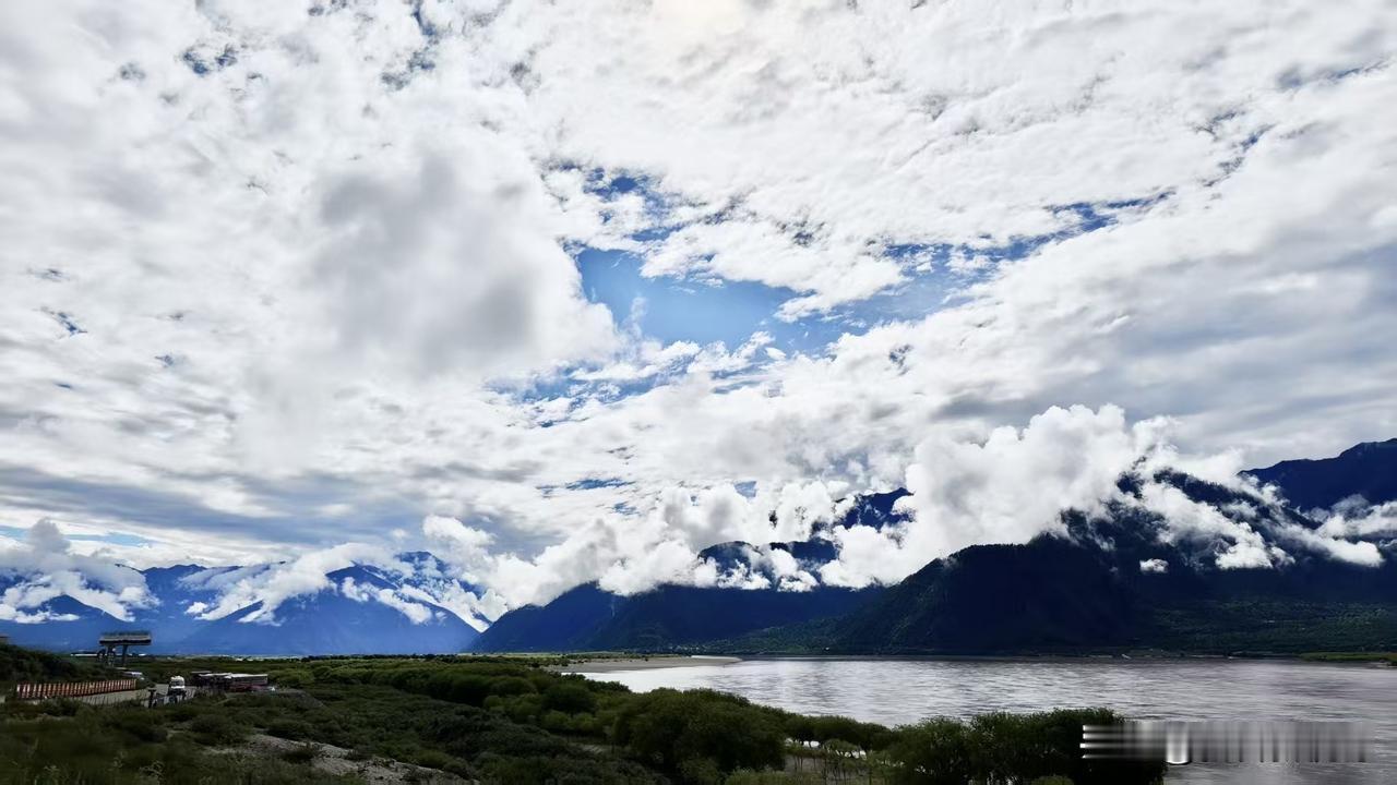 蓝天白云下，山川湖色美不胜收西北人为什么爱吃臊子面 汉族的传统服饰好看吗? 农家