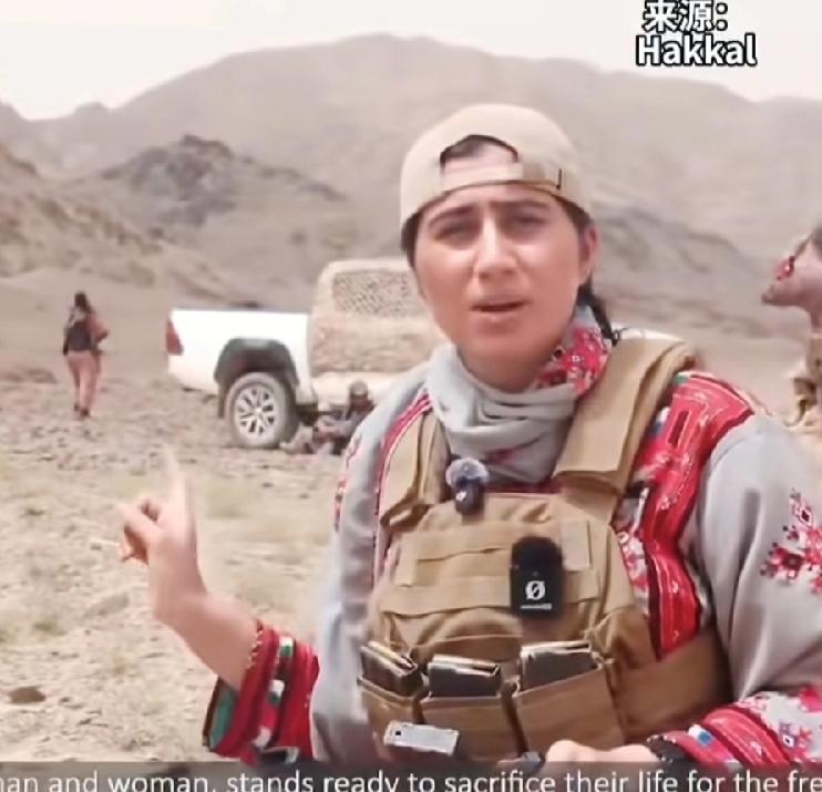 俾路支女兵训练现场，目测年龄，一个叫萨娜的中年妇女，带着一帮未婚年轻女子，在山区